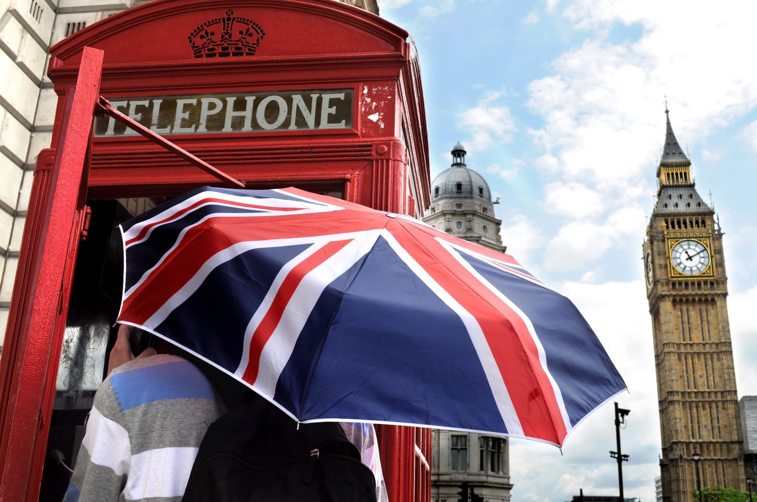 Tourist in telephone box and Big Ben in London wyjazd do Anglii